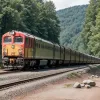 У Німеччині поїзд Intercity загальмував через каміння на коліях