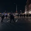 У Німеччині жінка побила чоловіка біля супермаркету: втрутилася поліція