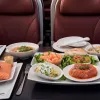Меню бізнес-класу Lufthansa під критикою: популярні блогери поскаржилися на лососевий тартар
