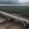 Небезпечні кадри в Техасі: водії проїжджали повз обвалений міст