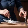 Американські вчені розкрили секрет: Як різати цибулю без сліз? Просте рішення!