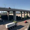 Вантажівка застрягла під мостом у Німеччині, паралізувавши рух на три години