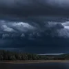 Нові суперкомірки несуть шторми, град та повені: метеорологи попереджають про небезпечну погоду