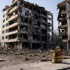 Російський терористичний удар по Києву: десятки загиблих та поранених у житловому будинку