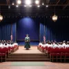 Рідкісні кадри: Лінда Євангеліста святкує випускний свого сина Огюстена разом з Сальмою Хайєк та батьком хлопчика
