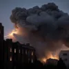 Масштабна пожежа у Бремені: Вогонь охопив дах багатоповерхівки, рятувальники швидко локалізували загоряння