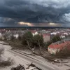 Буревій у Грайфсвальді спричинив хаос: літаючий батут пролетів 220 метрів, пошкоджені авто