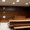 Суд у Дрездені: Жінку звинувачують в умисному наїзді на власного чоловіка