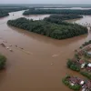 Повінь у Південному Китаї: Тисячі евакуюються через тайфун та мусонні дощі