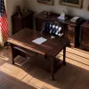 Мерц подарував Трампу ключку для гольфу: експрезидент США одразу випробував її в Білому домі
