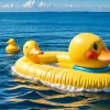 Відпочинок на морі: гігантська надувна качка «катапультувала» туристку у воду