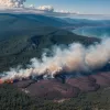 Масштабні пожежі вирують у Хорватії: Вогонь охопив курортні зони біля Спліта, евакуйовано туристів
