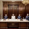 Канцлер Німеччини Мерц вручив Трампу незвичайний подарунок в Овальному офісі