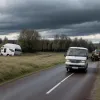 У Німеччині водій мікроавтобуса виїхав на зустрічну та важко поранив мотоцикліста