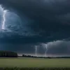Трагедія в Німеччині: Жінка загинула від удару блискавки на кінному пасовищі