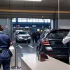 На митниці у Сінгені затримали швейцарця з 58 флаконами парфумів: виявлено недекларований товар