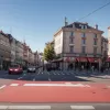 Небезпечний інцидент у Гельнгаузені: Водійка Mazda проігнорувала червоне світло, ледь не збивши матір з сином