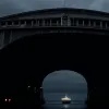 Пасажири порома пережили жах: судно небезпечно наблизилося до мосту
