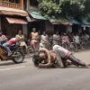 В Індії хлопчик дивом врятувався від некерованого позашляховика: шокуючі кадри з камери спостереження