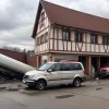 Неймовірна ДТП у Німеччині: Автомобіль з причепом скотився з парковки і впав на дах фірми