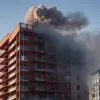 Пожежа в Гамбурзі: Рятувальники вивели двох людей з палаючої квартири