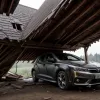 Шокуюча ДТП: Автомобіль влетів у сарай і застряг на висоті трьох метрів після зіткнення з дитиною