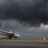 Знову Boeing: Драматична евакуація пасажирів з охопленого вогнем літака в Денвері