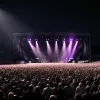 Легенда AC/DC Ангус Янг у Берліні: 70-річний рокер запалив на сцені та роздавав автографи