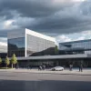 У німецькому Людвігсбурзі чоловік влаштував дебош біля управління округу, є постраждалий