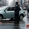 Жахливий випадок у Китаї: Водій перевозив живих риб на капоті, а перехожі знущалися з них