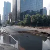У Сінгапурі на дорозі раптово утворилася глибока вирва, яка поглинула авто з жінкою