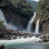 На межі загибелі: Чоловік застряг у річці біля гігантського водоспаду