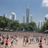 Справжня "Гра в кальмара": Гігантська скакалка спричинила ажіотаж у Бангкоку