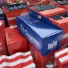 Бізнес на посаді: Дональд Трамп заробляє мільйони на продажі власного мерчу. Чи законно це?