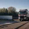 Водій вантажівки з 2,5 проміле алкоголю спричинив ДТП у Німеччині, намагаючись проїхати через вузький тунель