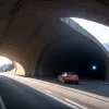 Видовищне відео: Дрон на шаленій швидкості промчав вузьким тунелем у Китаї