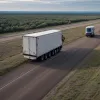 У Техасі зупинили вантажівку з «сюрпризом»: Нелегальних мігрантів знайшли схованими в сіні