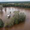 Драматичний порятунок у В'єтнамі: Фермер врятував дітей з повені дроном