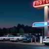 Tesla анонсує відкриття першого інноваційного комплексу: ресторан, автокінотеатр та зарядна станція
