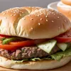 Зірковий шеф-кухар перетворив котячий корм на вишуканий бургер: ніхто не відчув різниці