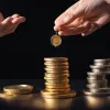 Ціна на золото досягла рекордного рівня: Чи варто продавати сімейні коштовності та які перспективи для інвесторів?