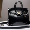 Перша Birkin Bag пішла з молотка в Парижі за рекордну суму в 8,6 мільйона євро