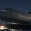 Авіакатастрофа в Гонконзі: Boeing 747 впав у море після зіткнення з автомобілем, двоє загиблих
