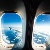 Чому заборонено закривати шторки ілюмінаторів під час зльоту та посадки?